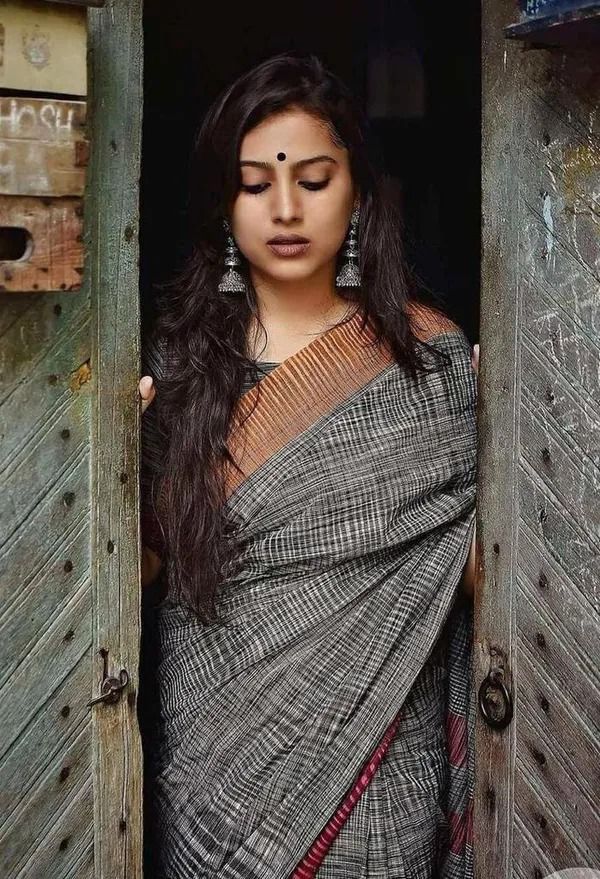 Pure Linen Grey Color Saree with Digital Print in  Traditional Design