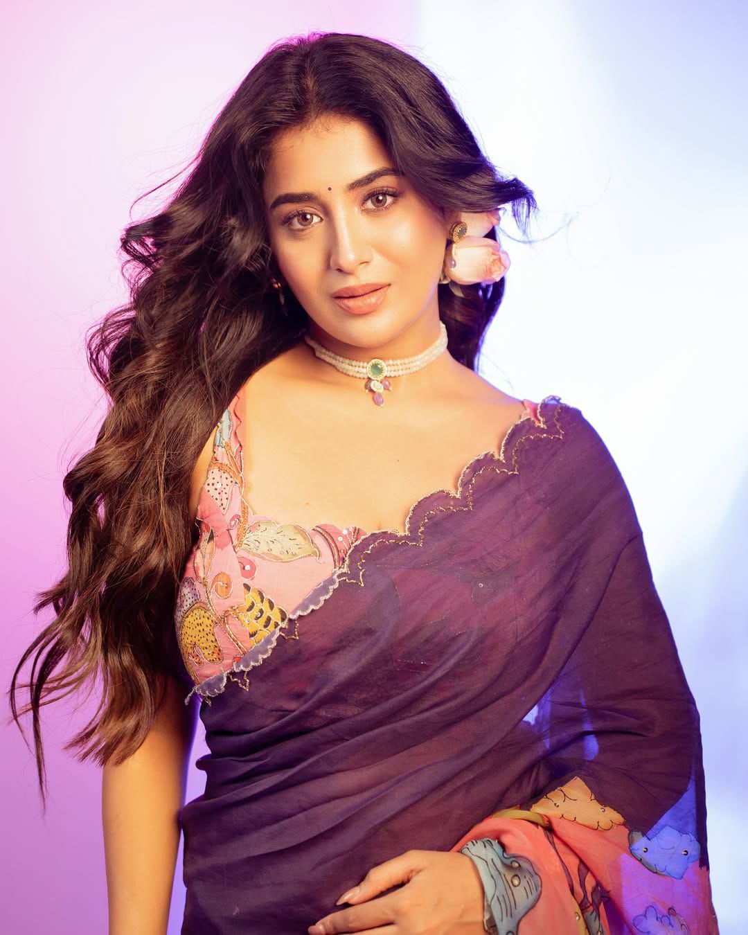 Elegant Floral Print Detailing on Saree
