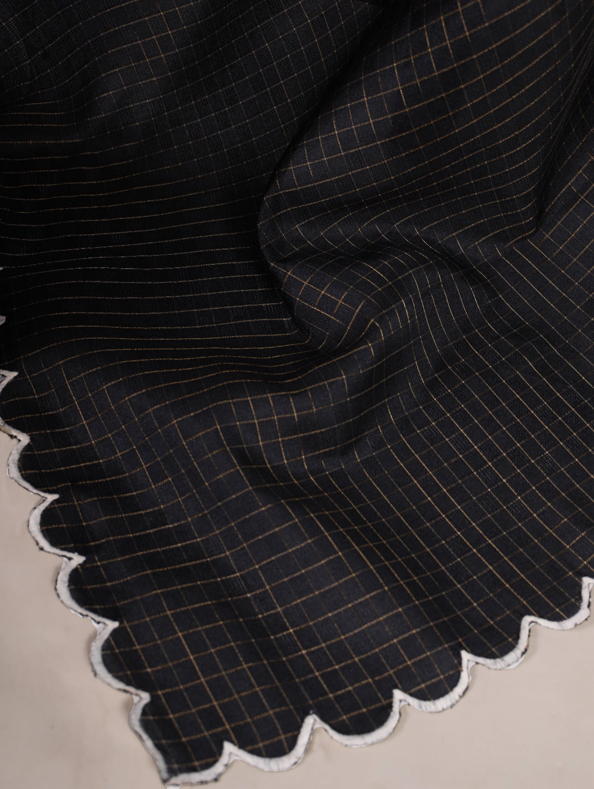 Embrace traditional elegance with this Gadhwal Chex Saree