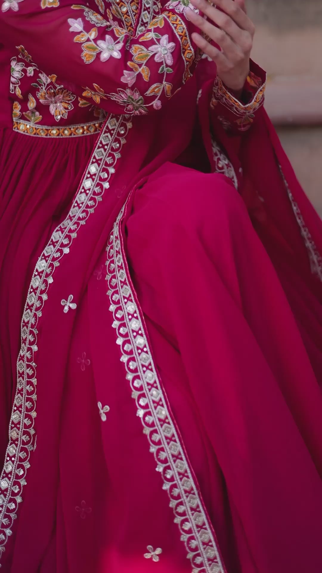 EXCLUSIVE FESTIVE EDITION
HAND EMBROIDERED SEQUINS
FULL INNER ★ ROYAL FALL